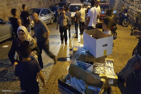 توزیع بسته های غذایی اهدایی جوانان ایرانی در مسجد الاقصی +تصاویر
