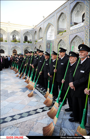 مراسم جاروی دربانان حرم رضوی / گزارش تصویری