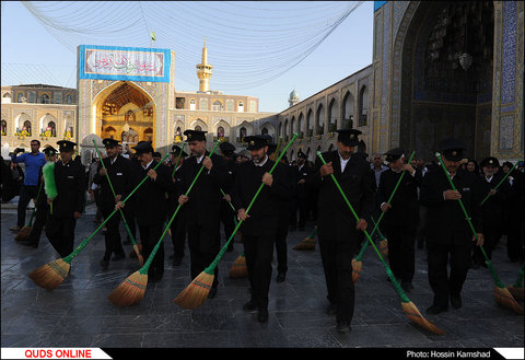 مراسم جاروی دربانان حرم رضوی / گزارش تصویری