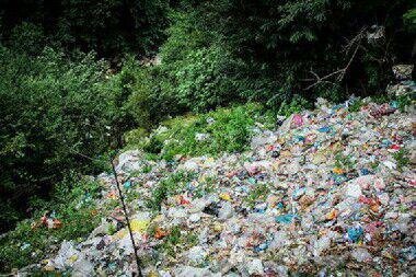 زباله‌های سرگردان در طبیعت سبز گیلان جولان می دهند