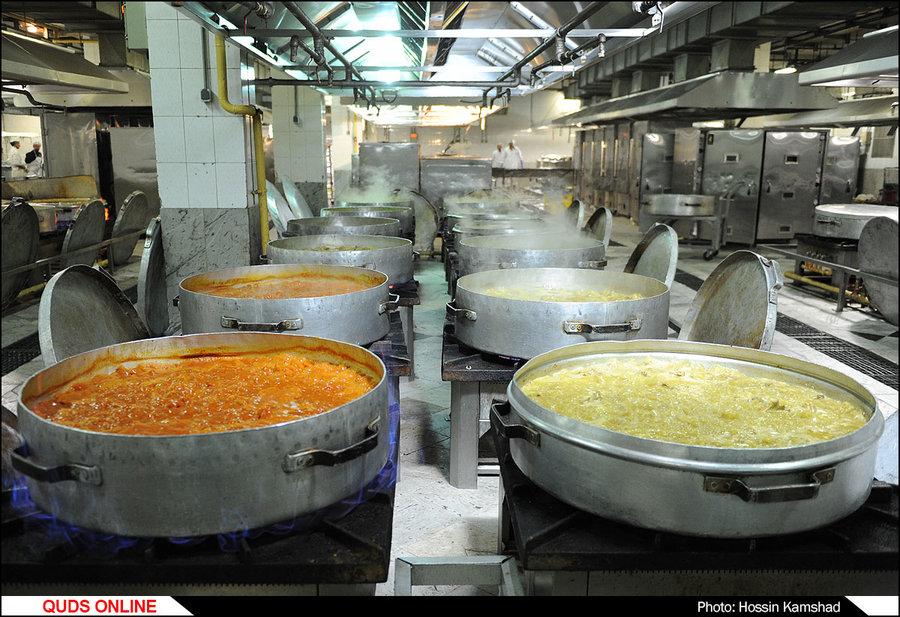پخت و توزیع ۵۰۰ هزار وعده غذایی توسط آستان قدس در مرز مهران 
