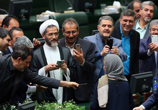 شوخی لاریجانی با سلفی گرفتن معاون وزیر امور خارجه
