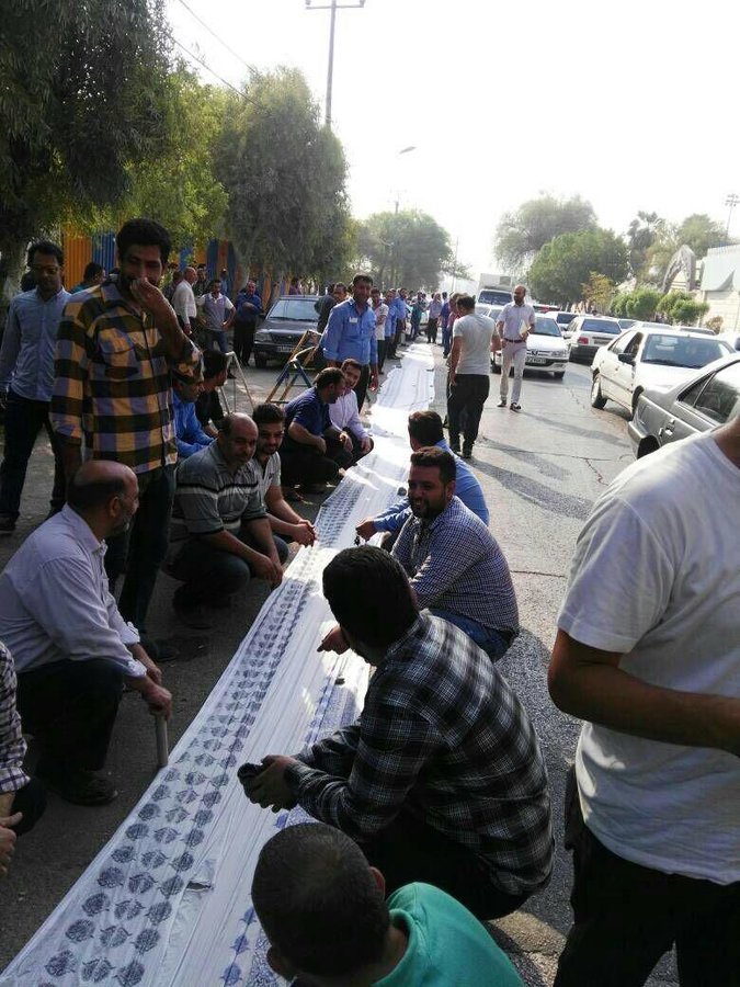 اعتراض کارگران گروه ملی فولاد اهواز با پهن کردن سفره خالی
