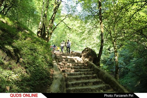 گردشگران در قلعه تاریخی رودخان