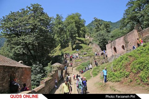 گردشگران در قلعه تاریخی رودخان