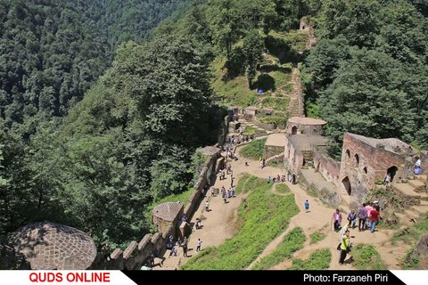 گردشگران در قلعه تاریخی رودخان