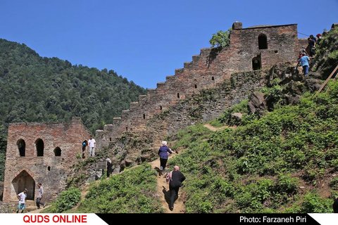 گردشگران در قلعه تاریخی رودخان