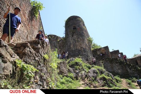 گردشگران در قلعه تاریخی رودخان