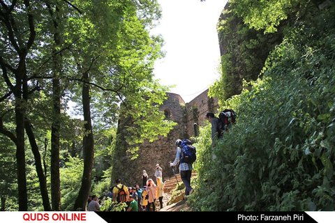 گردشگران در قلعه تاریخی رودخان
