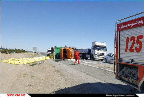 واژگونی کامیون حامل آرد در جاده مشهد به نیشابور