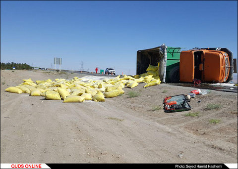 واژگونی کامیون حامل آرد در جاده مشهد به نیشابور