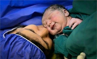مادران مبتلا به کرونا می‌توانند به نوزادان خود شیر دهند
