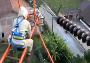 وقتی یک مرد کابل برق فشار قوی را می‌بوسد! + فیلم