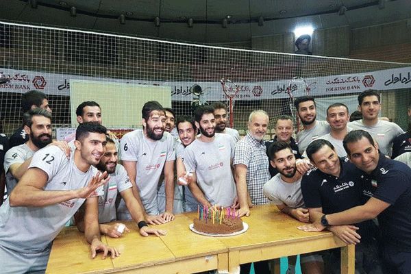 جشن تولد ۳۱ سالگی موسوی در تمرین تیم ملی والیبال