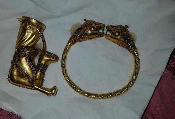 قاچاقچیان دستبند عتیقه طلا در دام پلیس گرفتار شدند