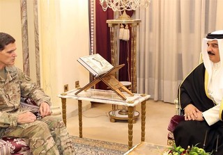 دیدار فرمانده ستاد مرکزی ارتش آمریکا با شاه بحرین
