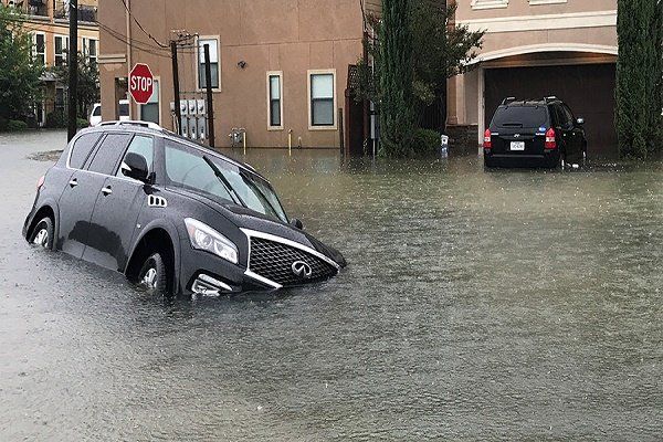 فیلم - طوفان در تگزاس خودروها را به زیر آب برد