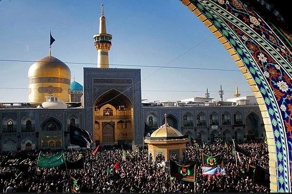 صفوف طولانی زائران حرم رضوی برای حضور در رواق امام خمینی(ره)+عکس

