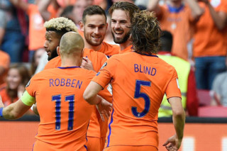 لیگ فوتبال هلند با دستور نخست وزیر نیمه تمام اعلام شد