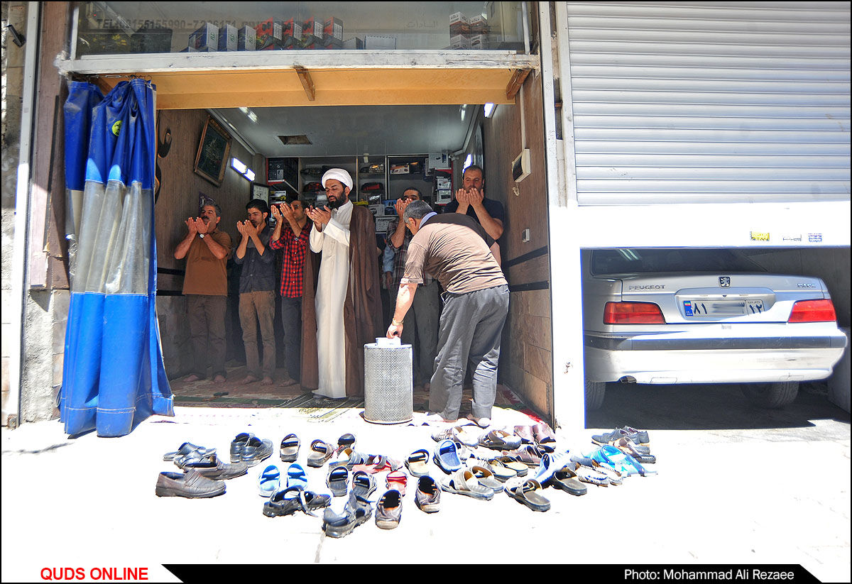 نماز جماعت در مغازه مکانیکی/گزارش تصویری