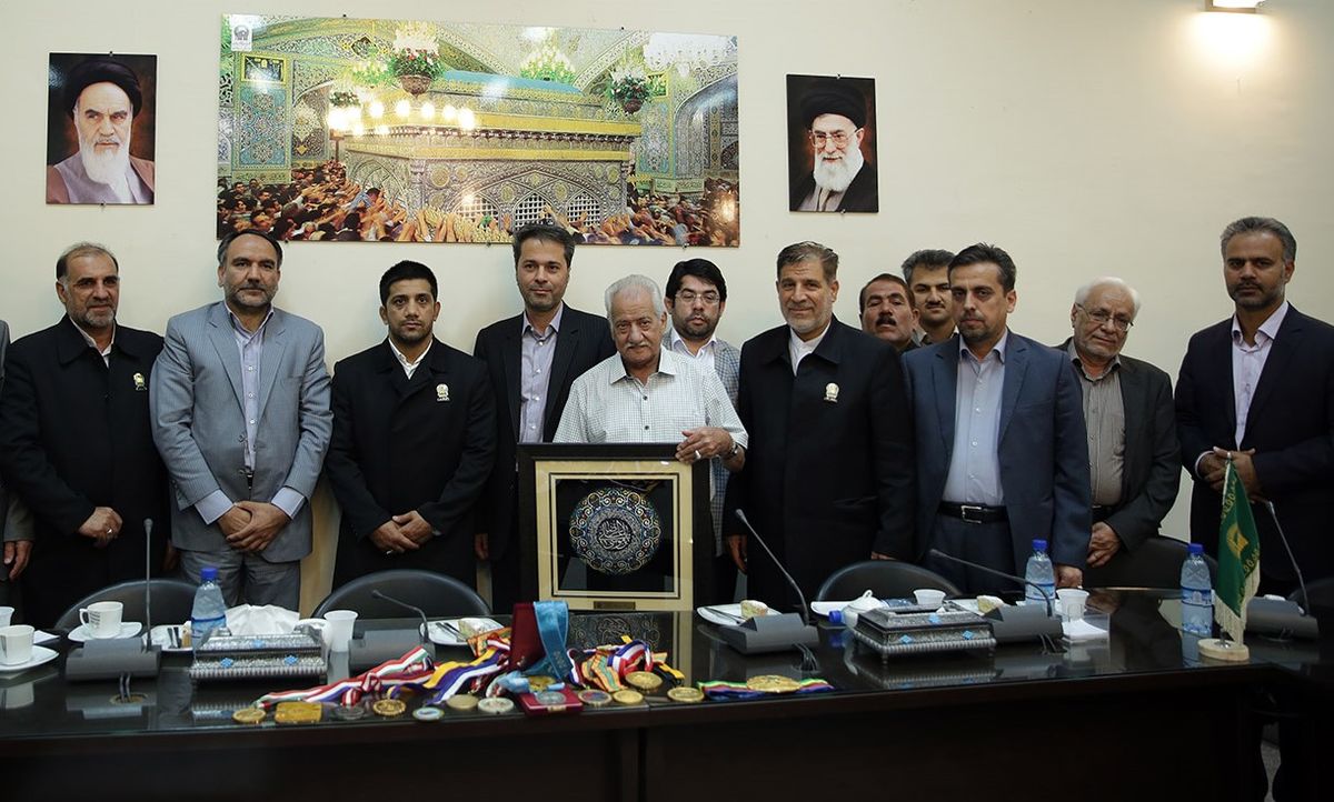 علیرضا دبیر ۱۳ مدال خود را به موزه آستان قدس رضوی اهدا کرد