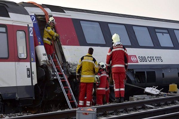 برخورد دو قطار مسافربری در سوئیس
