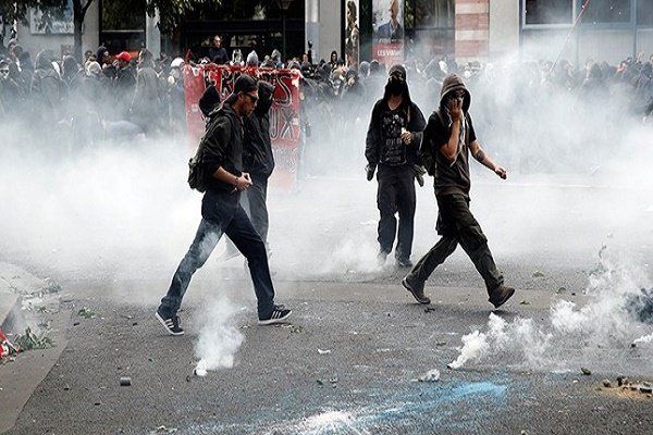تظاهرات پاریس به خشونت کشیده شد/ معترضین با پلیس درگیر شدند
