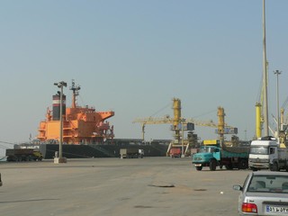 عملیات پهلودهی و تخلیه کشتی حامل برنج و شکر در بندر امام خمینی (ره) انجام شد