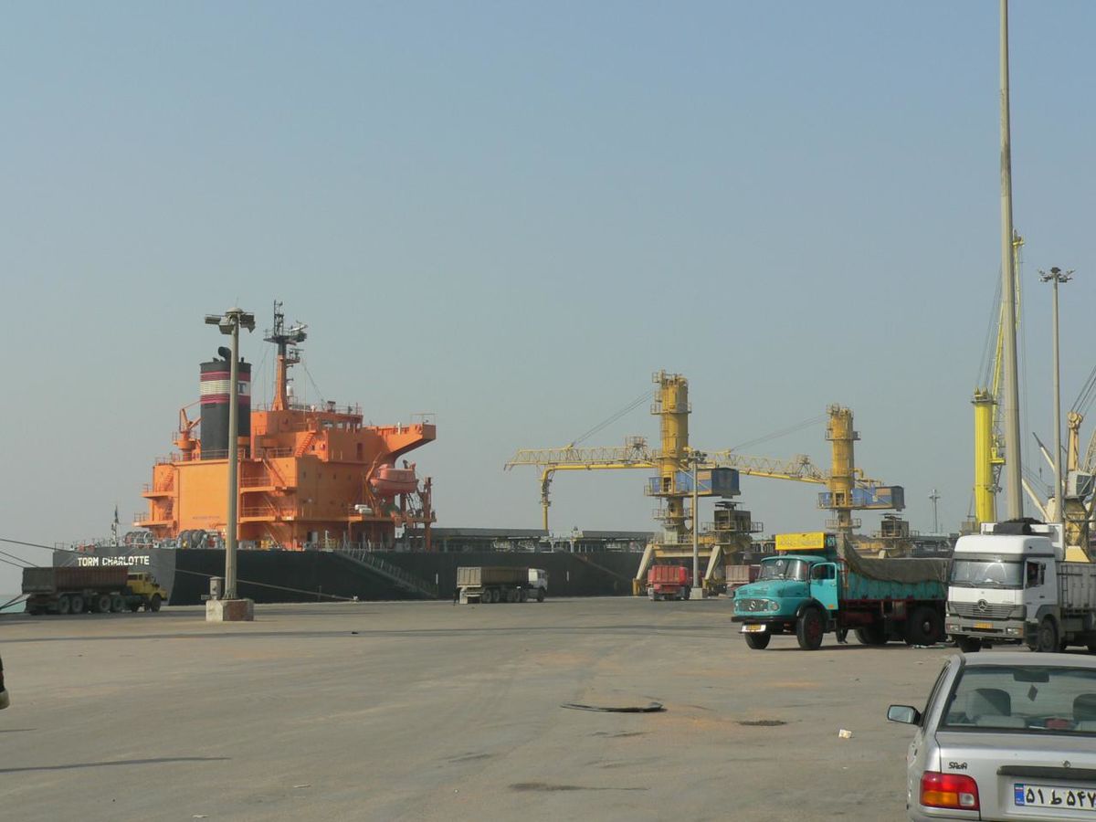 عملیات پهلودهی و تخلیه کشتی حامل برنج و شکر در بندر امام خمینی (ره) انجام شد
