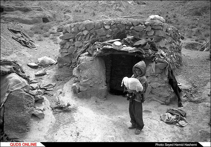 روستای بوبک
حسن در سن 5 سالگی- جلوی خانه شان