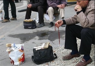کارگران گذری در استراحتگاه/ شهرداری مشهد مصوبه ۹ ساله برای بکارگیری کارگران را اجرا می‌کند؟ 