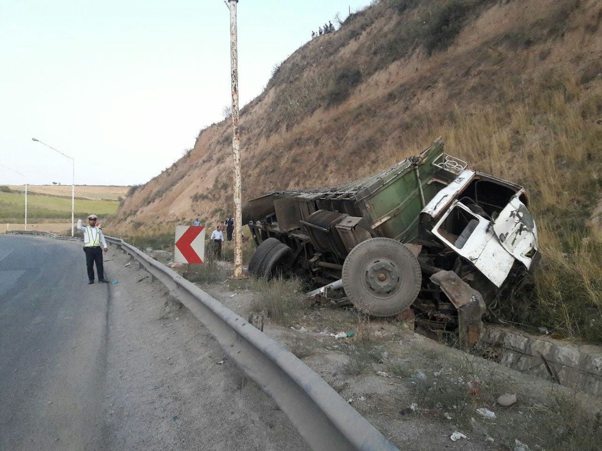سقوط خودرو سواری از روی کامیون منجر به مرگ راننده کامیون شد