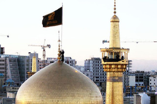 پرچم سیاه عزای حسینی بر فراز گنبد حرم امام رضا(ع) برافراشته شد
