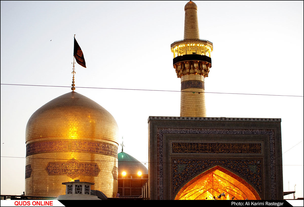 به اهتزاز درآمدن پرچم عزای حسینی بر فراز گنبد حرم امام رضا(ع)/گزارش تصویری