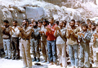 لحظات کمتر دیده شده نماز رهبرانقلاب در بین رزمندگان در جبهه