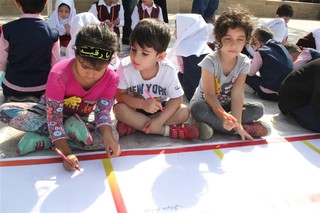 کودکان ساروی برای دفاع مقدس نقاشی کشیدند