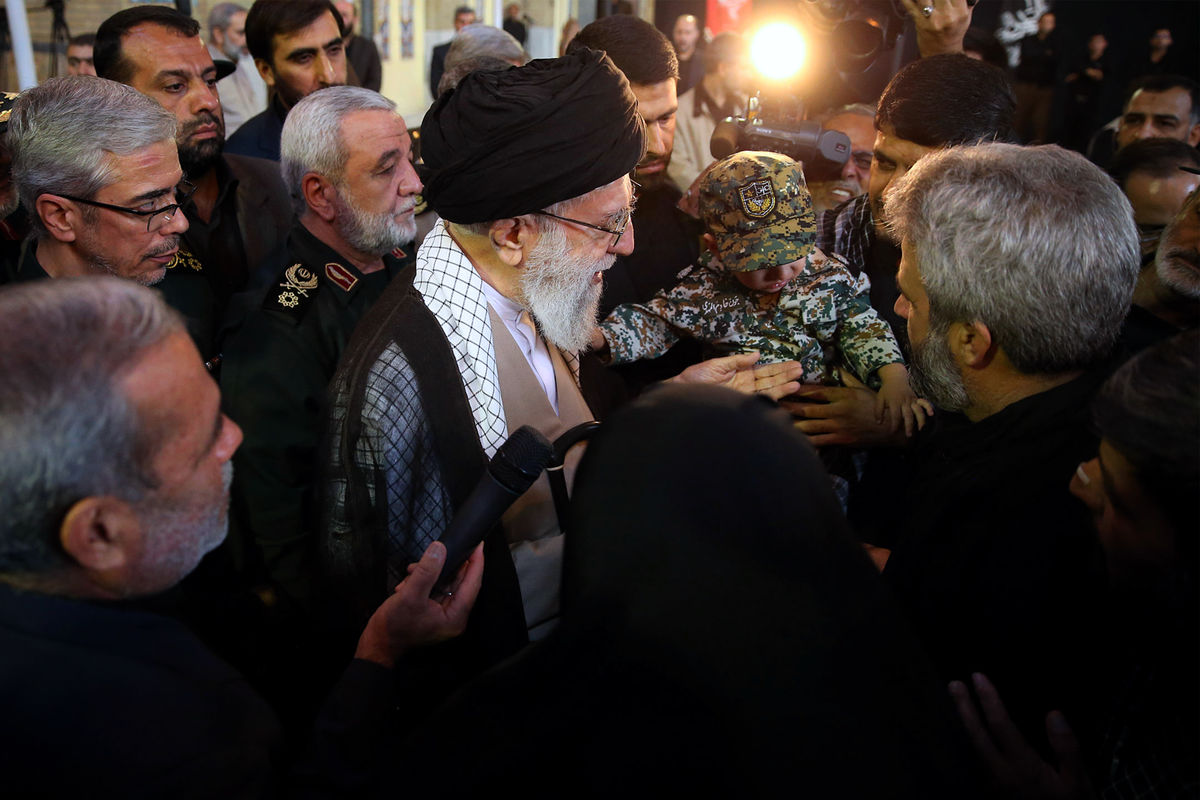 دیدار رهبر انقلاب معظم انقلاب با خانواده شهید حججی در مراسم تشییع
