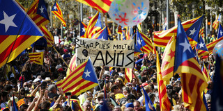 تظاهرات شهروندان جدایی طلب کاتالونیا مقابل دفاتر اصلی پلیس ملی اسپانیا