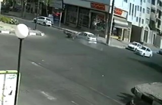 لحظه هولناک تصادف پژو ۲۰۶ با موتورسیکلت در زنجان