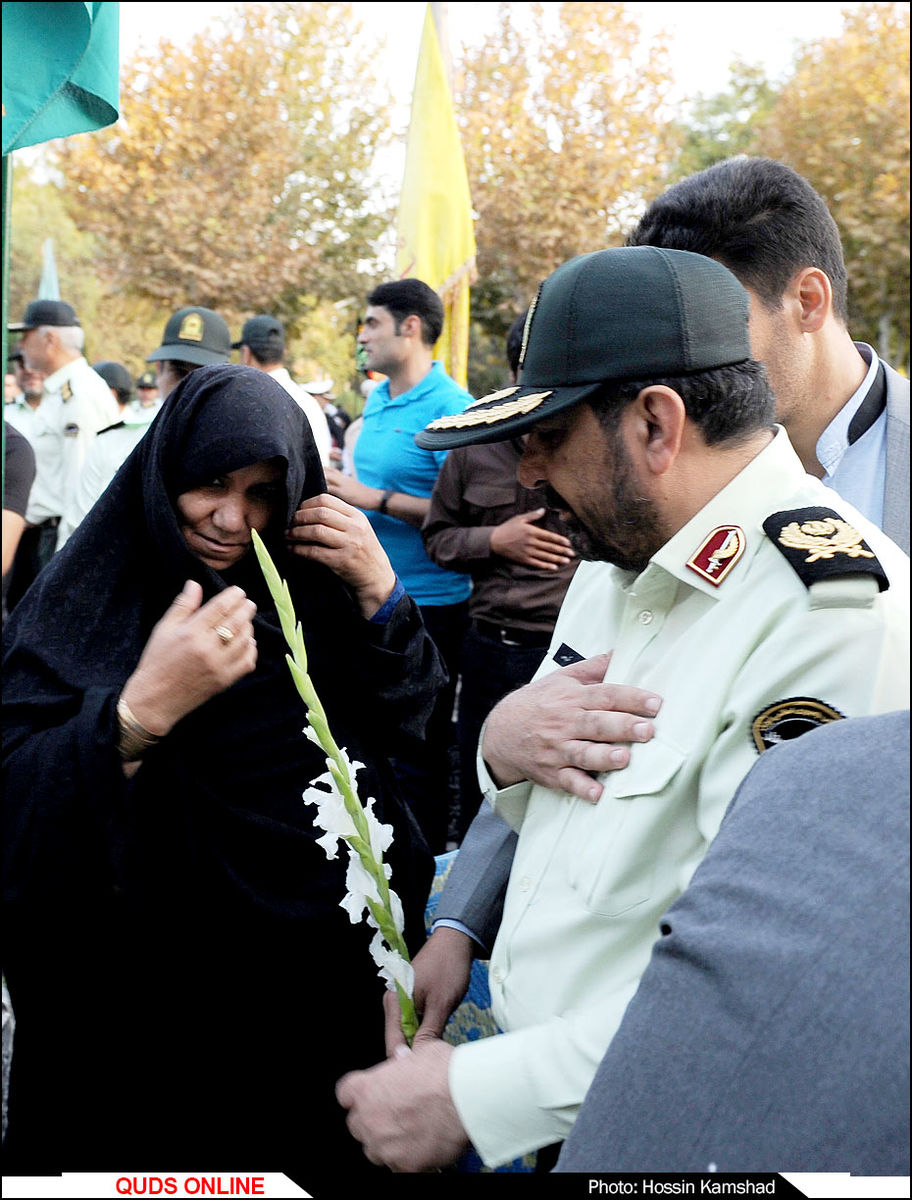 غبارروبی و عطرافشانی مزار شهدا در آخرین روز از هفته ناجا در بهشت رضای مشهد انجام شد/گزارش تصویری