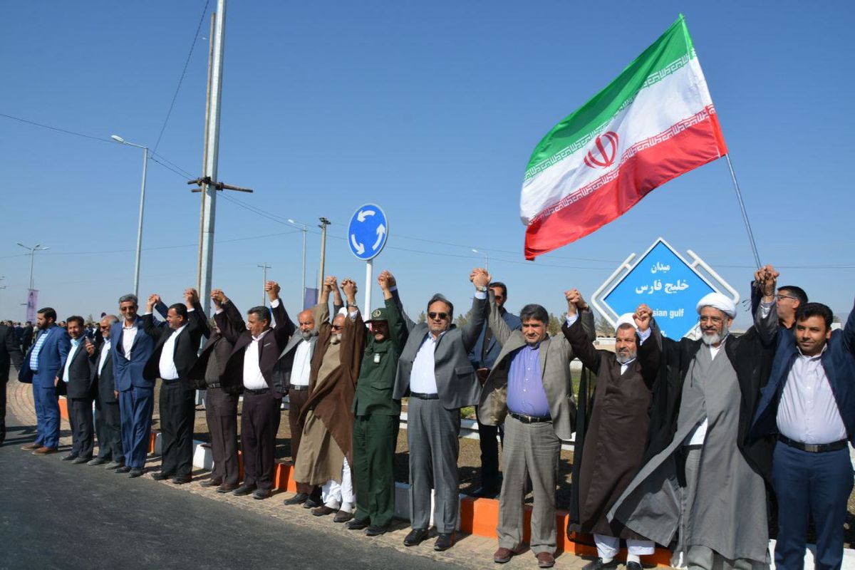 زنجیره انسانی «وحدت» سبزواری ها در اعتراض به سخنان ضد ایرانی ترامپ