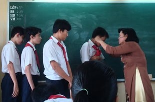 فیلم/ کتک‌ زدن دانش‌آموزان توسط معلم سنگدل!