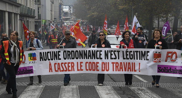 صف آرایی خیابانی کارگران فرانسوی در اعتراض به قانون کار ماکرون
