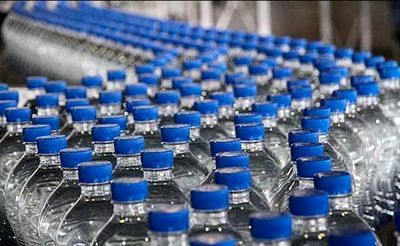 آب آشامیدنی با برند« یزد حسینیه ایران» در بین زائران اربعین توزیع می شود 