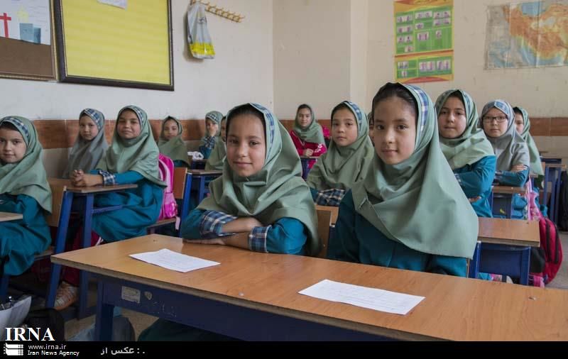 دانش آموزان افغان مقیم شیراز: چتر آموزش ایران بر سر ما گسترده است