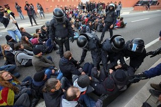 اعتصاب در کاتالونیا موجب کُندی حمل‌ونقل و بسته شدن راه‌ها شد