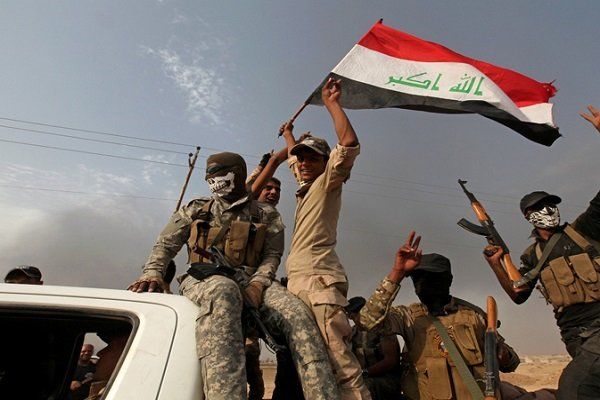 اهتزاز پرچم عراق در منطقه «الرمانه» در الأنبار عراق

