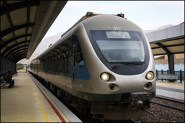 شرکت قطار حومه‌ای در یزد باید راه اندازی شود 