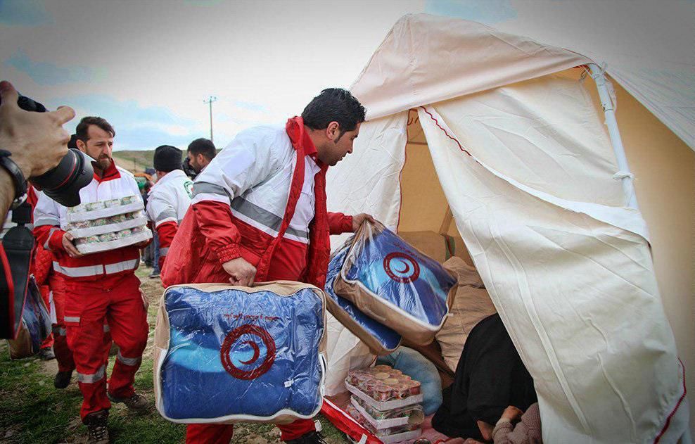 ۱۰۰ پایگاه در یزد کمک های مردمی به زلزله زدگان را دریافت می کند 