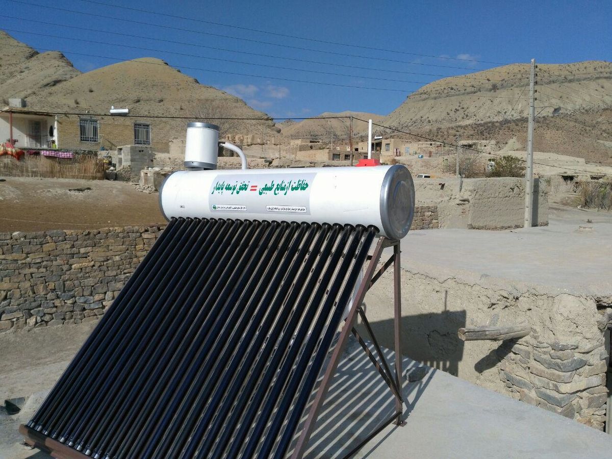 ۱۴عدد آبگرمکن خورشیدی درروستای پایلوت پروژه منارید توزیع شد